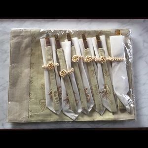 Set of 6 placements, napkins, and chopsticks